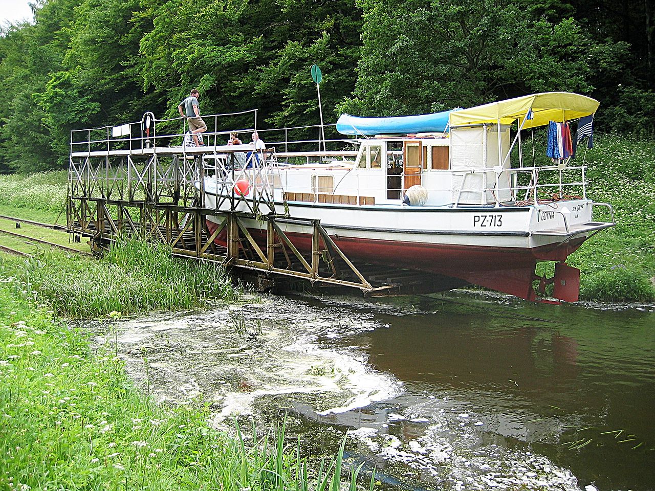 Po burzy na Kanale Elbląskim osunęła się skarpa. Szlak zamknięty dla części jednostek
