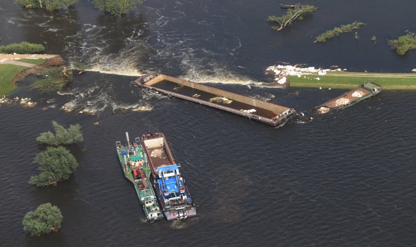 Powódź na Łabie: zatopią trzecią barkę aby załatać wyrwę w wale