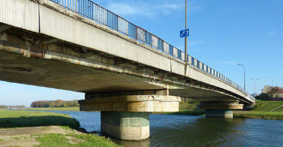 Tiry niszczą mosty. A dołem Odra płynie...