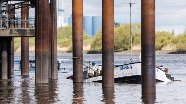 Nawa 9 zatonęła w Hamburgu