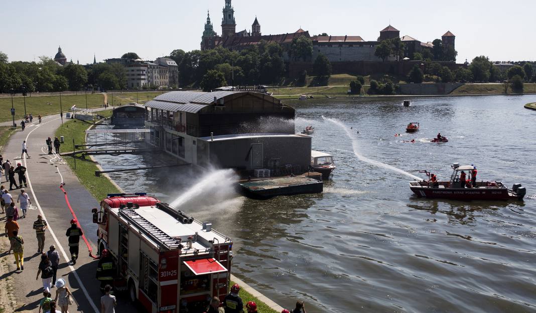 Płonąca barka pod Wawelem, wyławiano ludzi z Wisły
