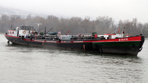 Pożar na lodołamaczu i eko-alarm na Dunaju u wrót Wiednia.