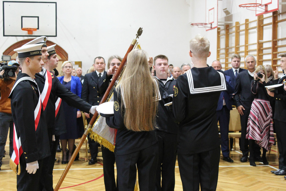 Przedstawiciele MGMiŻŚ oraz Wód Polskich na ślubowaniu w Technikum Żeglugi Śródlądowej we Wrocławiu