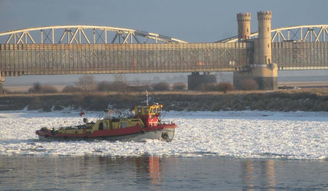 Lodołamacze na Wiśle wstrzymały pracę